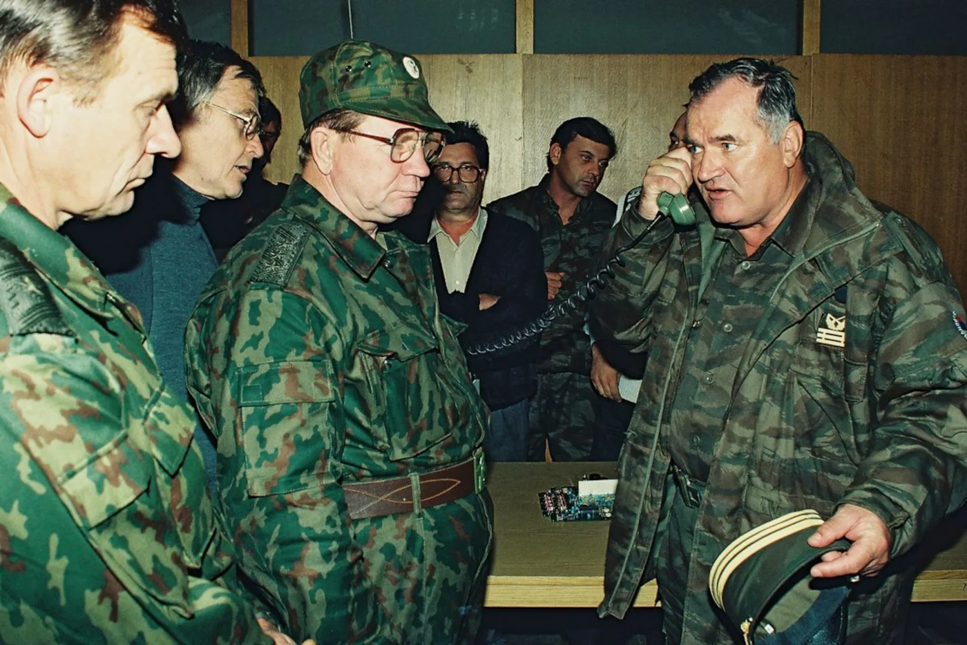 01.10.1995, Bosnien-Herzegowina, Banja Luka: Der bosnisch-serbische General Ratko Mladic (r) telefoniert neben dem russischen General Wladimir Zurbenko (M)