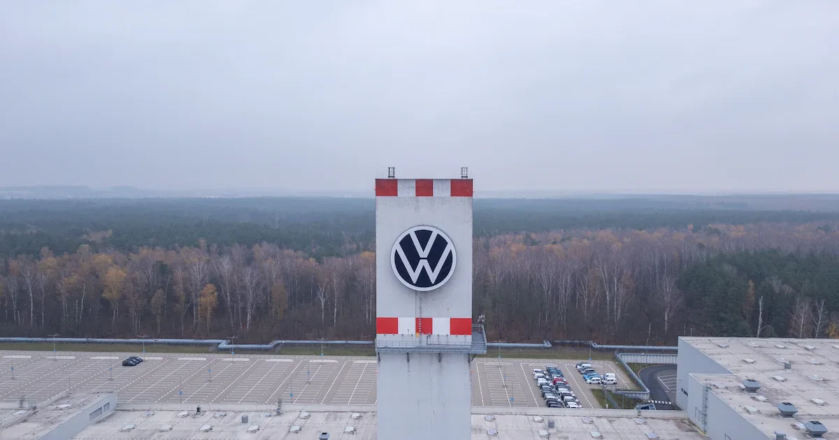 31.000 Solarmodule: Volkswagen setzt 100 Schafe als Rasenmäher im 18-MW-Solarpark ein