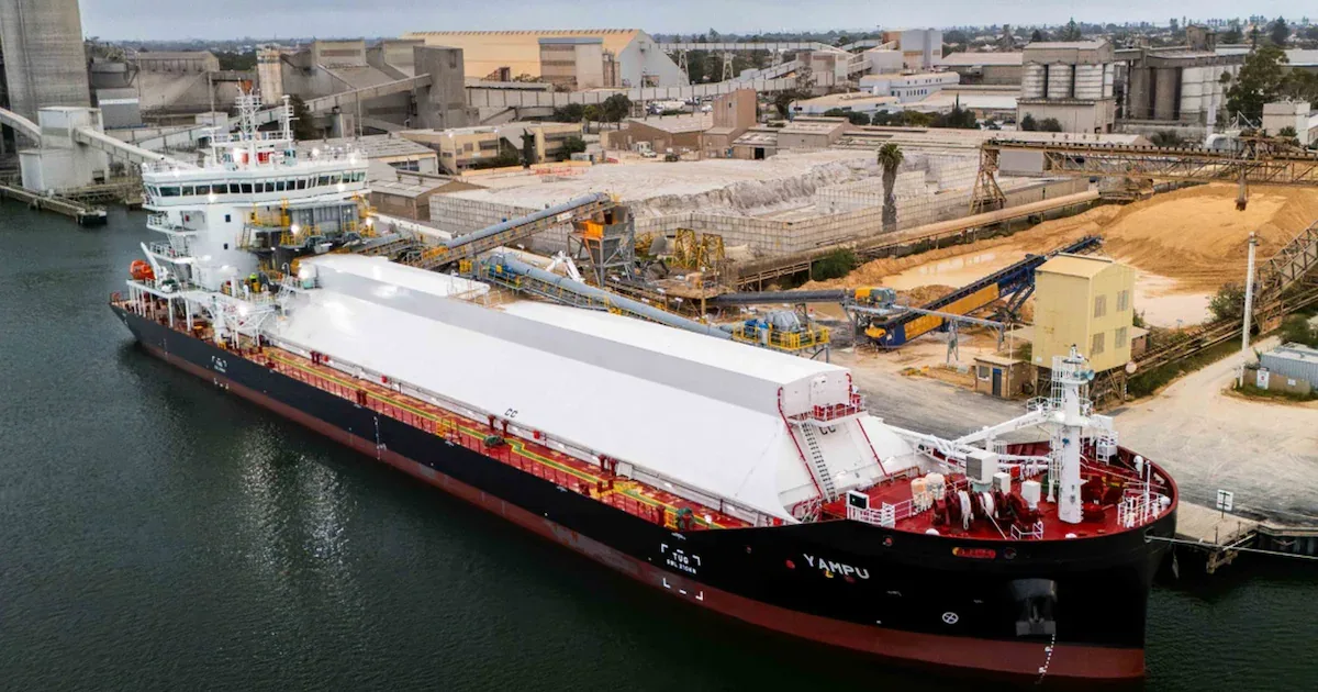 500.000 Liter Diesel weniger: 125-Meter-Frachter „MV Yampu“ fährt mit Riesen-Batterie
