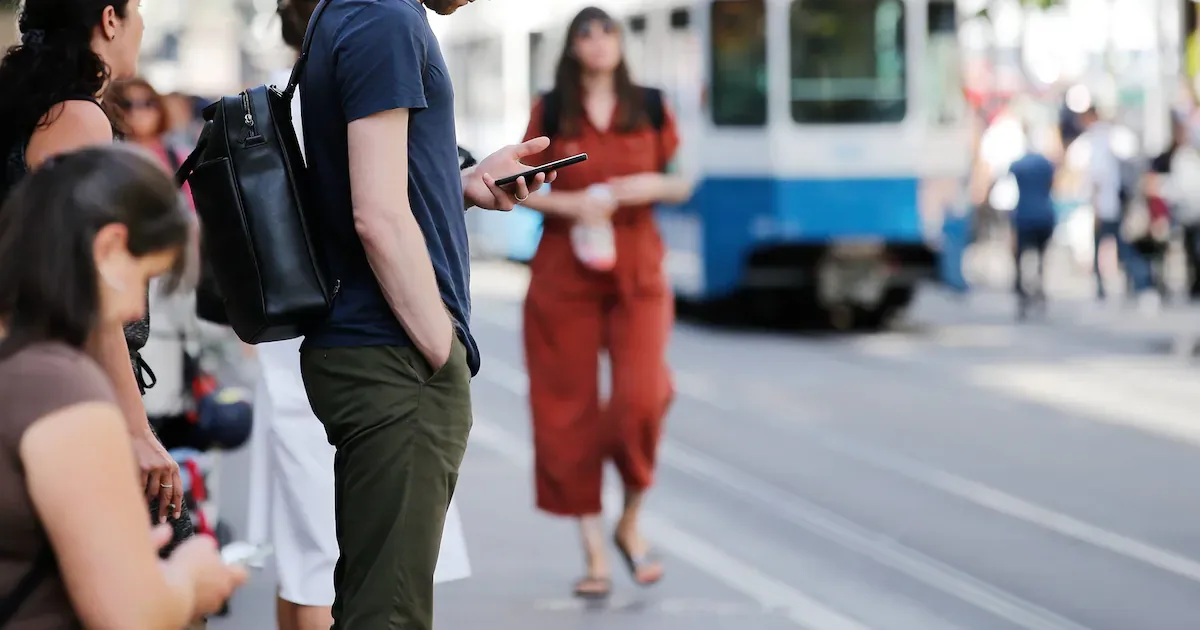 75 Euro Strafe: Italien plant Bußgeld für Fußgänger mit Smartphone