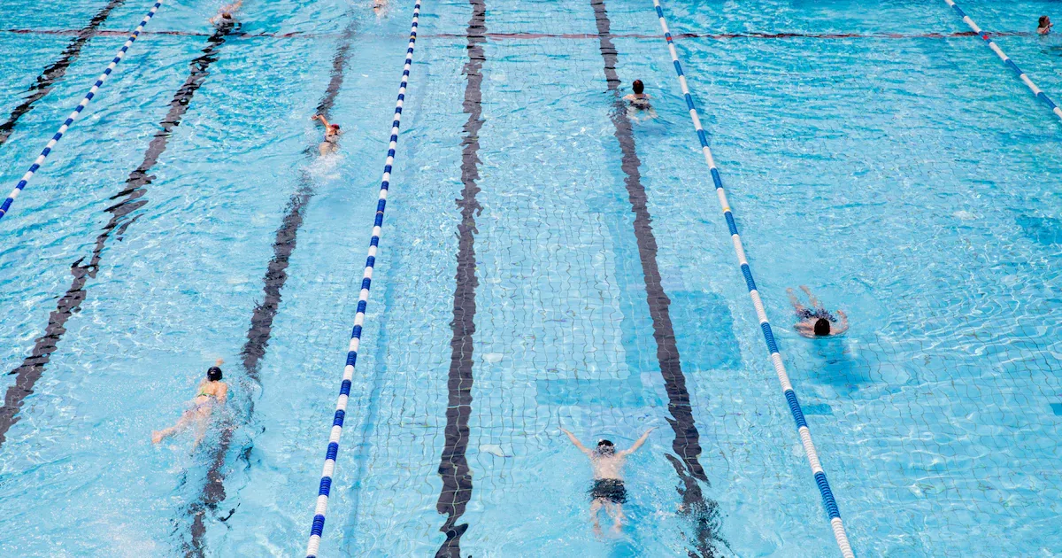 Abnehmen durch Schwimmen: So verbrennen Sie effektiv Fett im Wasser