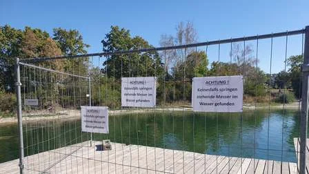 Absperrung am Eichenauer See nach einem gefährlichen Messerfund im Wasser.