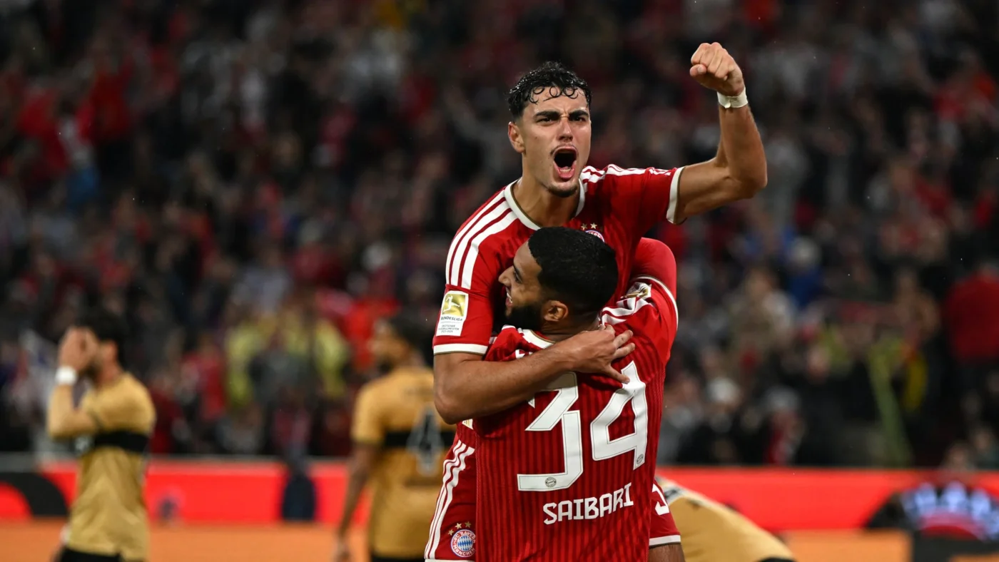 Aleksandar Pavlovic (l.) feiert mit Ismael Saibari nach seinem Tor zum 4:1