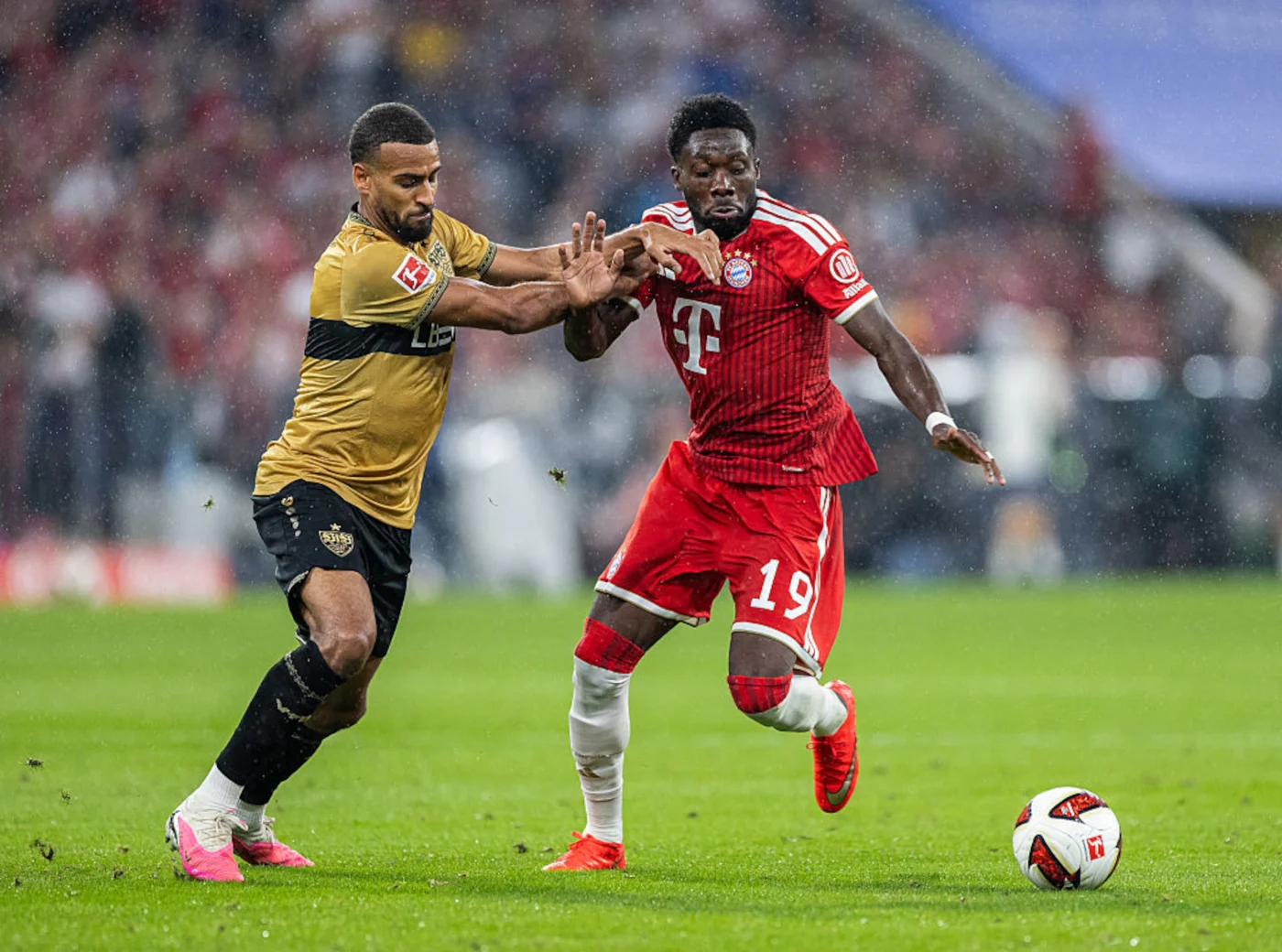 Alphonso Davies (r.) im Zweikampf mit Josha Vagnoman