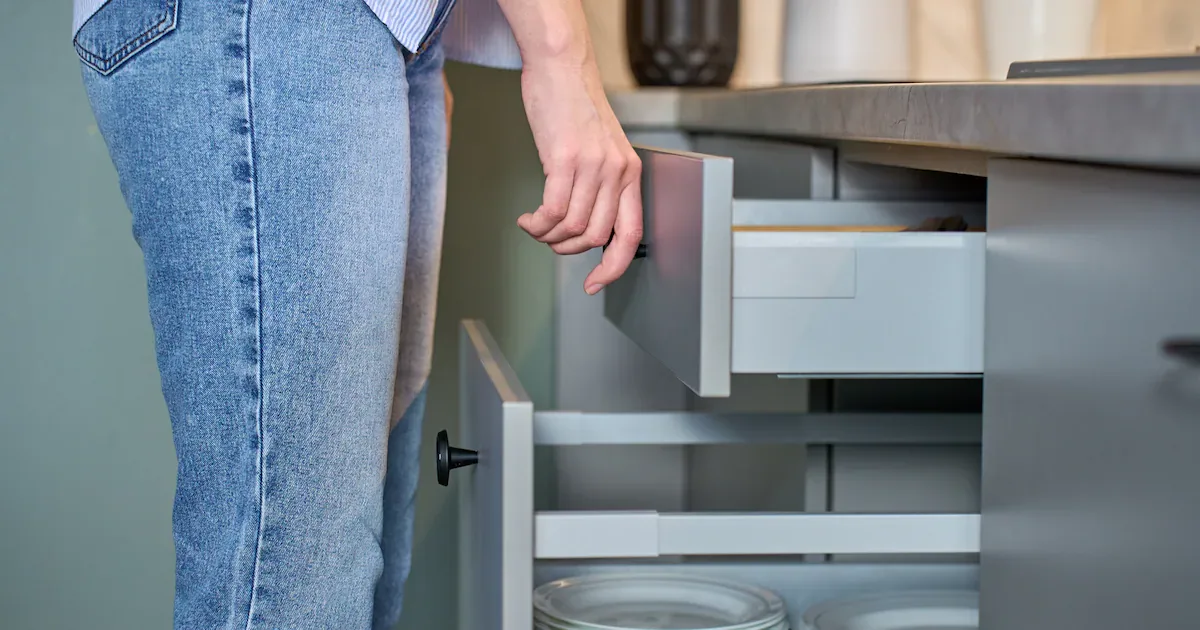 Alufolie in der Küchenschublade: Warum der 7-Schritte-Trick Schmutz und Fett stoppt