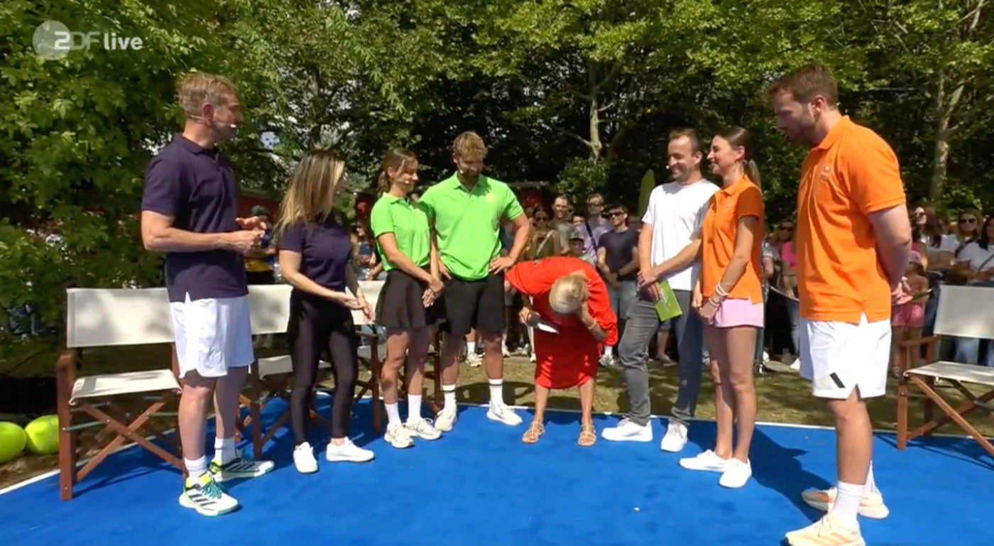 Andrea Kiewel wird von einer Biene gestochen