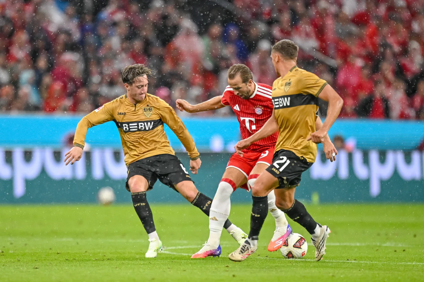 Angelo Stiller (l.) und Grischa Prömel (r.) neben Harry Kane in die Zange