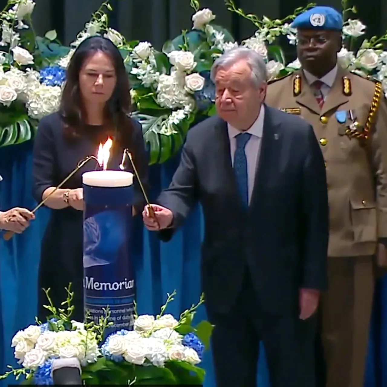 Antonio Guterres und Annalena Baerbock bei einer Gedenkveranstaltung der Vereinten Nationen.