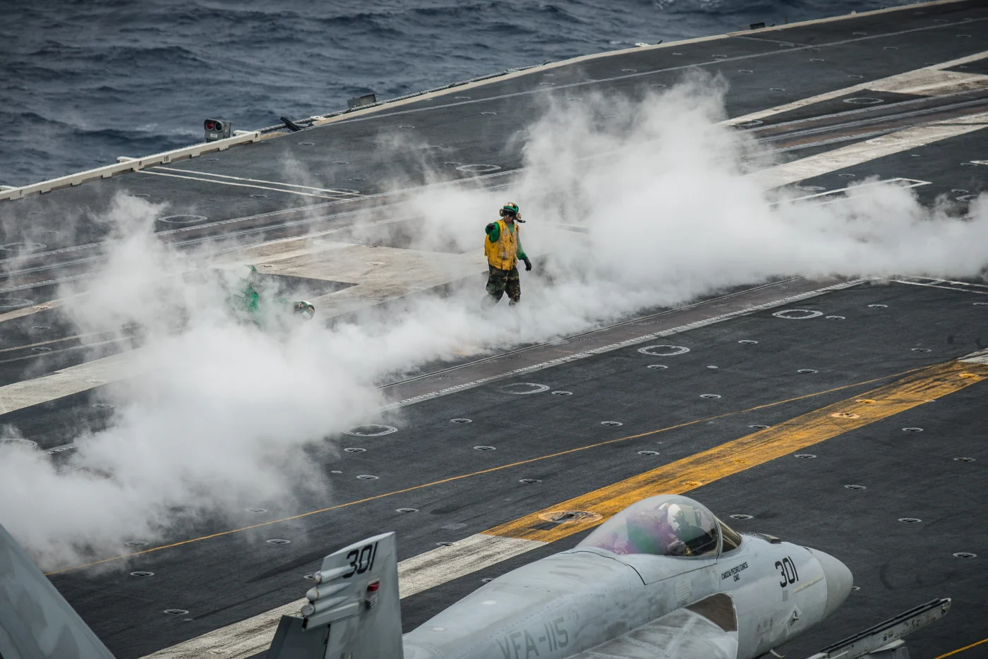 Auf dem Flugzeugträger USS George Washington steigt Dampf aus der Katapultanlage auf. (Symbolbild)
