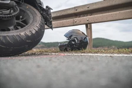 Auf der Landesstraße bei Grünenplan kam ein Motorradfahrer ums Leben. (Symbolbild)