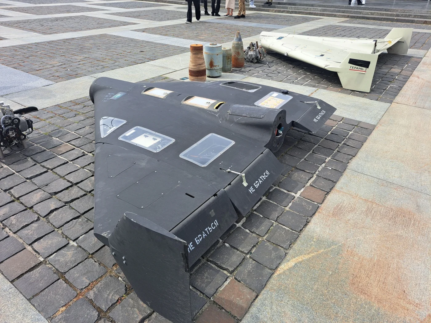 Ausgestellte über der Ukraine abgeschossene russische Kampfdrohnen iranischer Bauart des Typs «Geran 2» liegen nebeneinander auf dem Boden. (zu dpa: «Mehrere Tote in der Ukraine nach russischen Luftangriffen»)