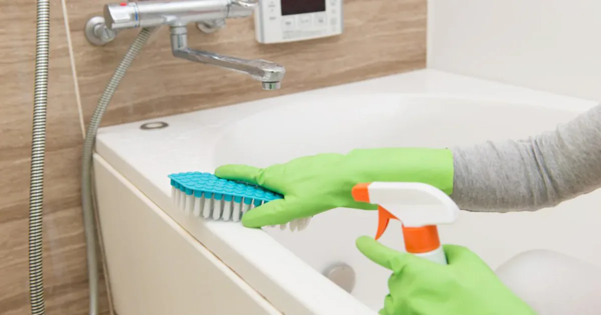 Badezimmer-Hygiene: So reinigen Sie Ihre Badewanne effektiv und günstig