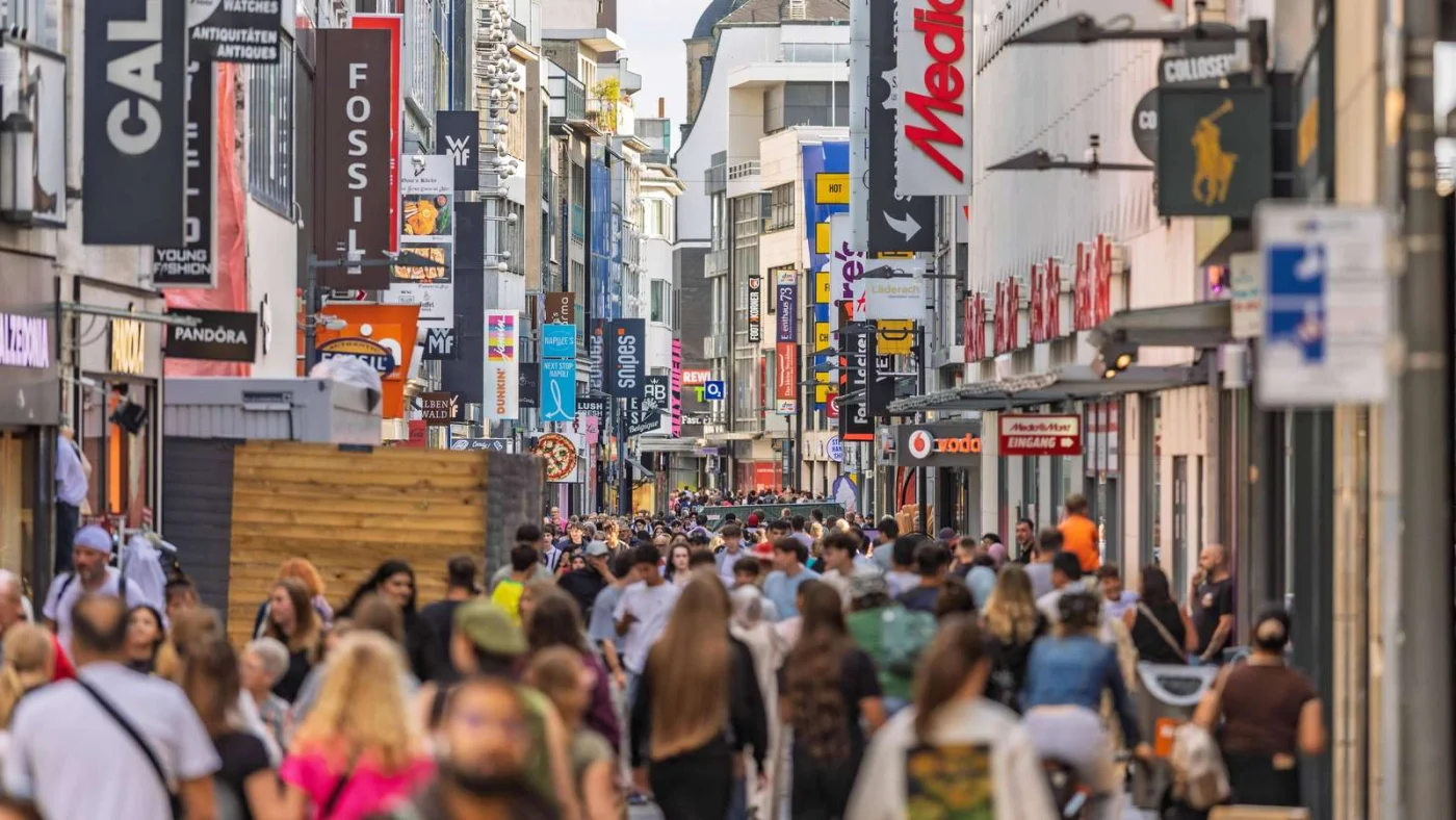 Belebte Hohe Straße mit Geschäften und Kunden in Köln.
