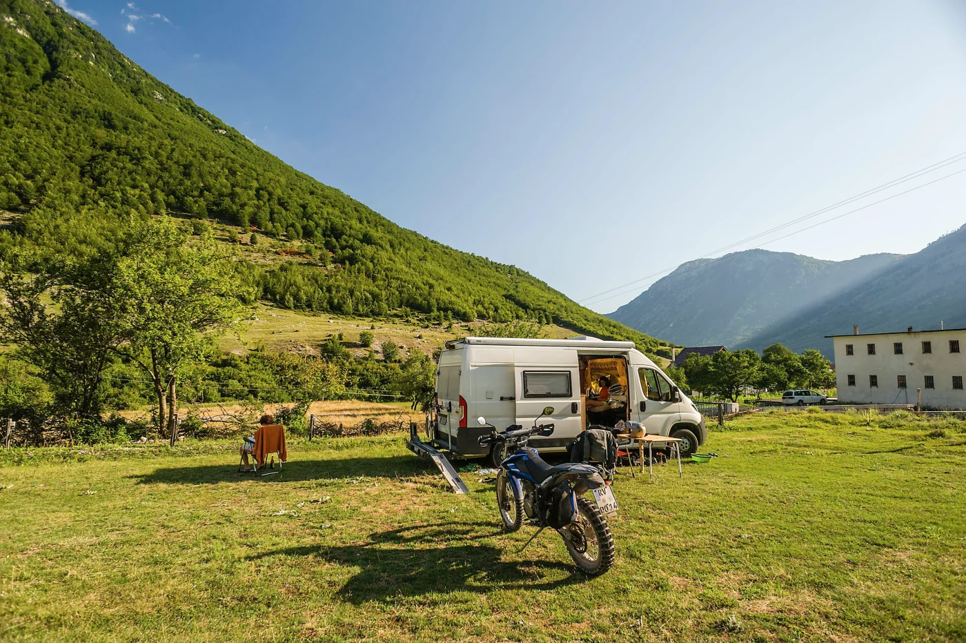 Besonders schön: Campen in Boga, einem kleinen Bergdorf in Nordalbanien inmitten der Alpen.