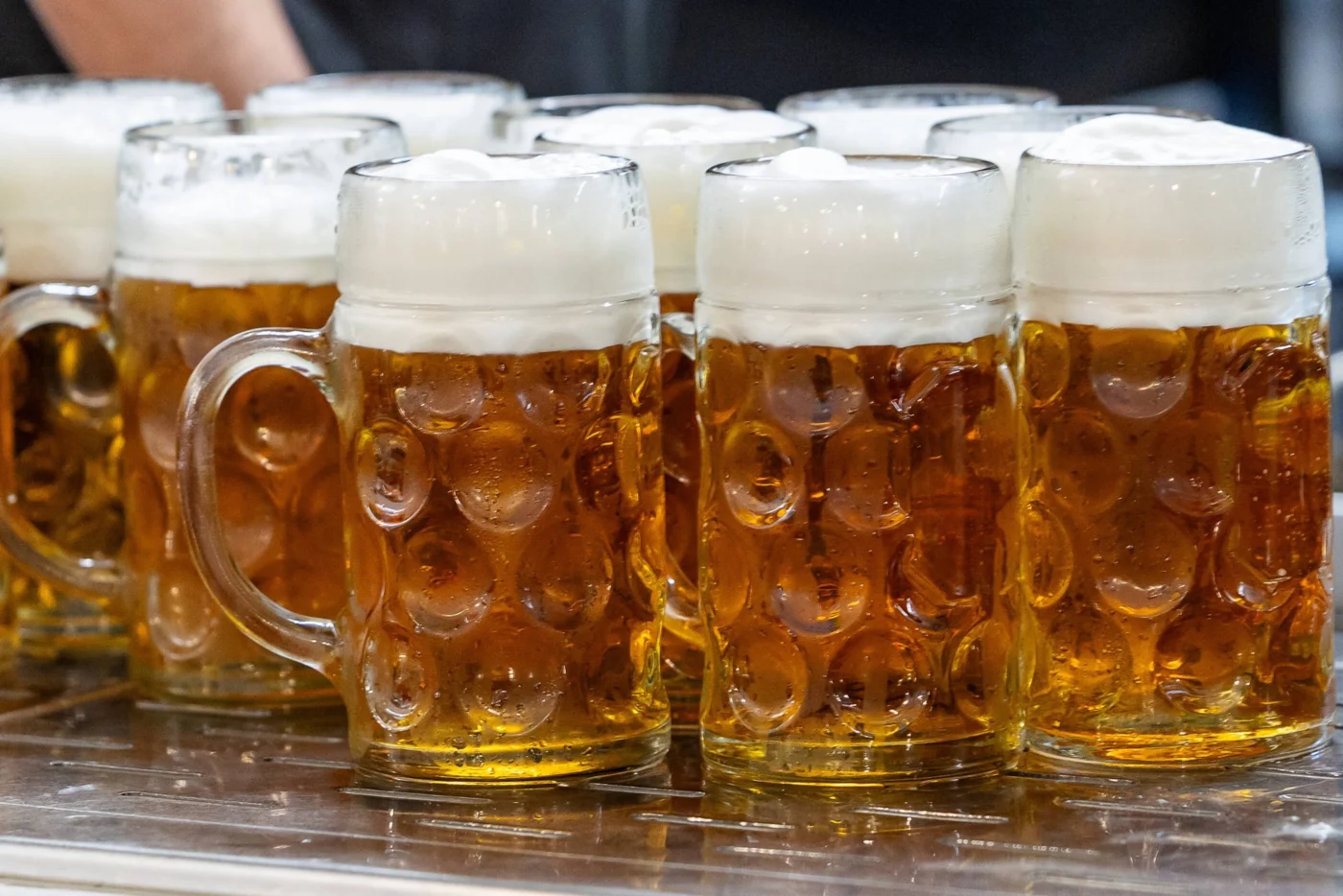 Bier in Glaskrügen.