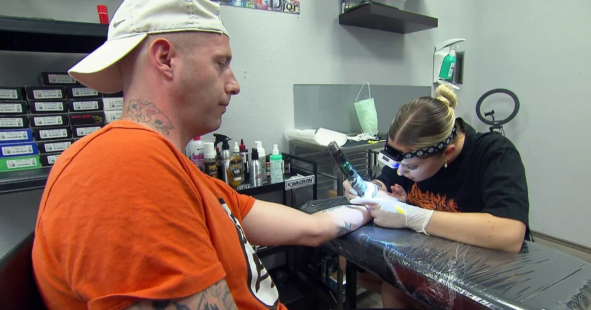 Bis zu 2.000 Euro im Monat: Bürgergeld-Empfänger Chris leistet sich 100-Euro-Tattoo