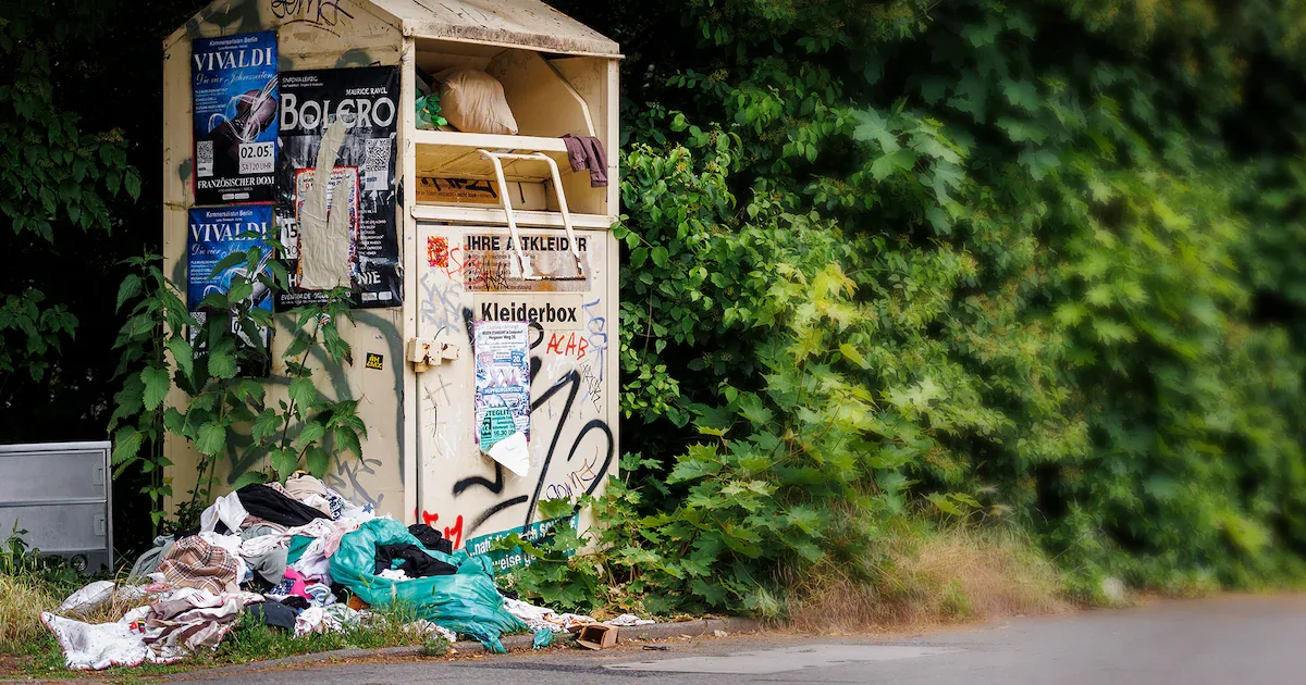Bis zu 5.000 Euro Strafe: Warum Altkleidercontainer überquellen und was verboten ist
