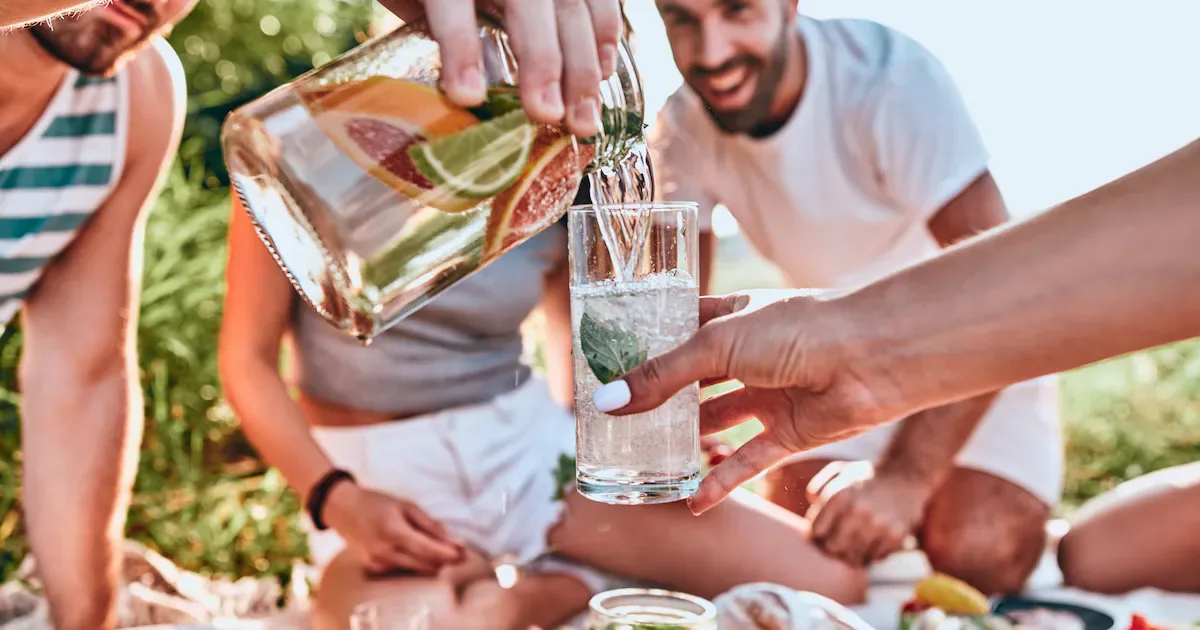 Blähbauch durch Trinken: Warum Saft und Milch oft unterschätzt werden