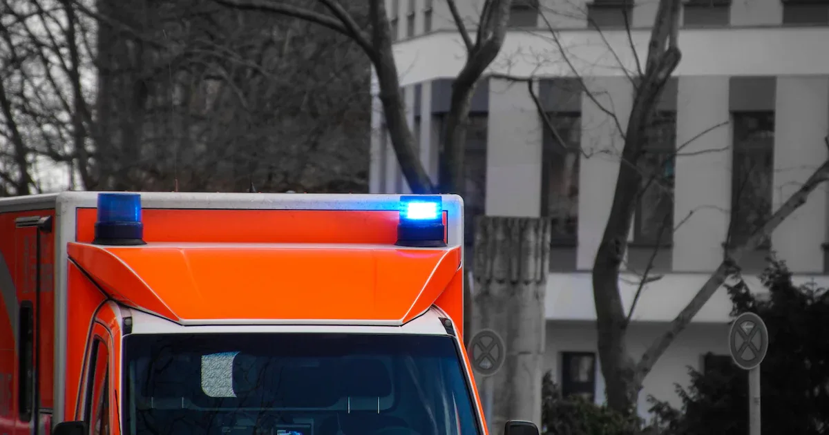 Blaulicht an der roten Ampel: Wann das Überfahren der Haltelinie legal ist