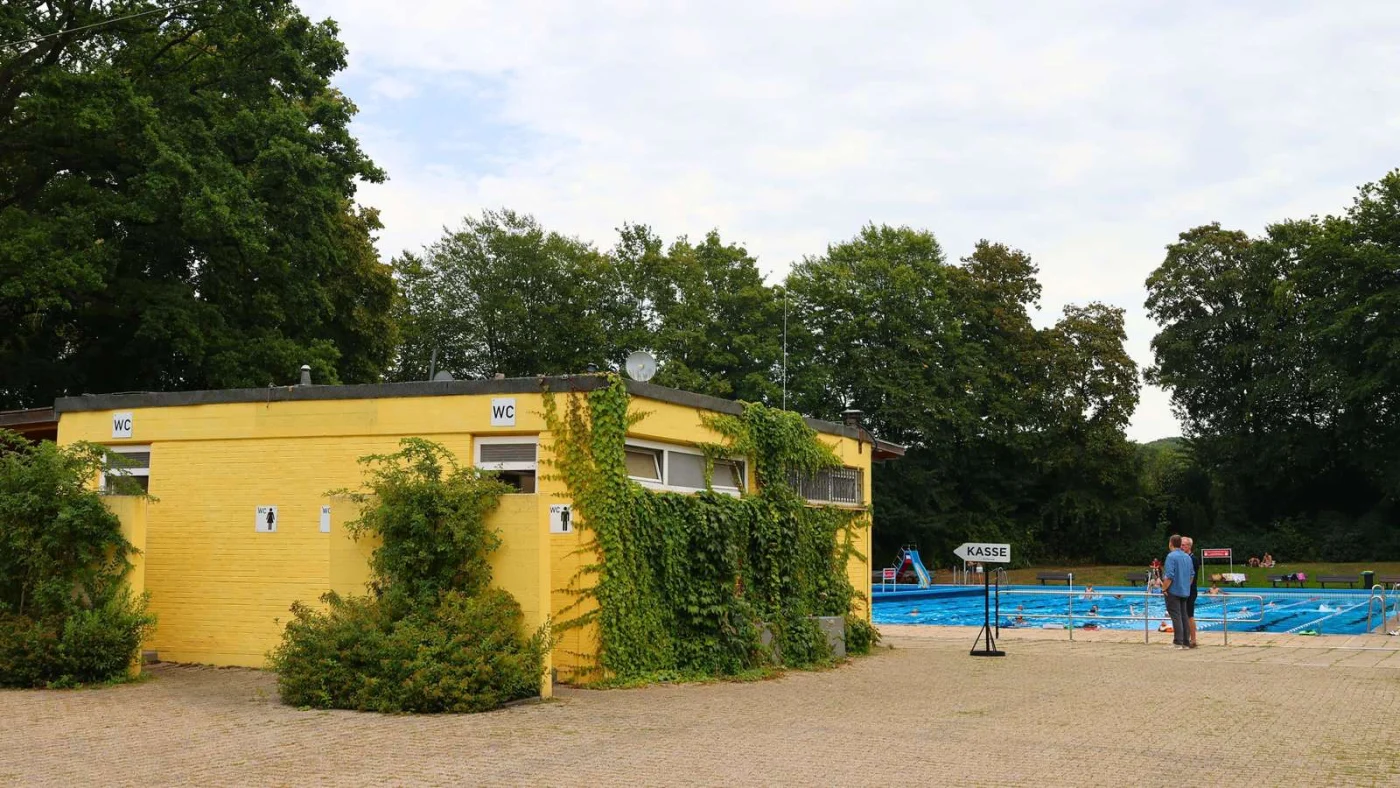 Blick auf das gelbe Häuschen am Wasser.