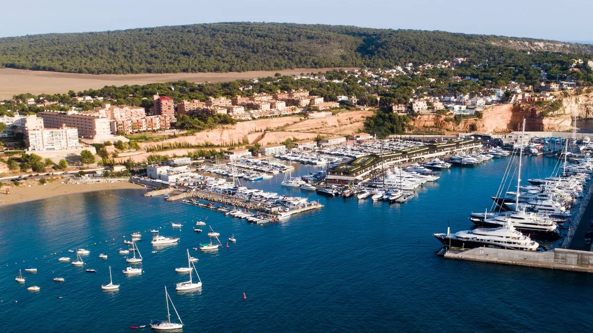 Blick auf das Hafengebiet von Port Adriano auf Mallorca.