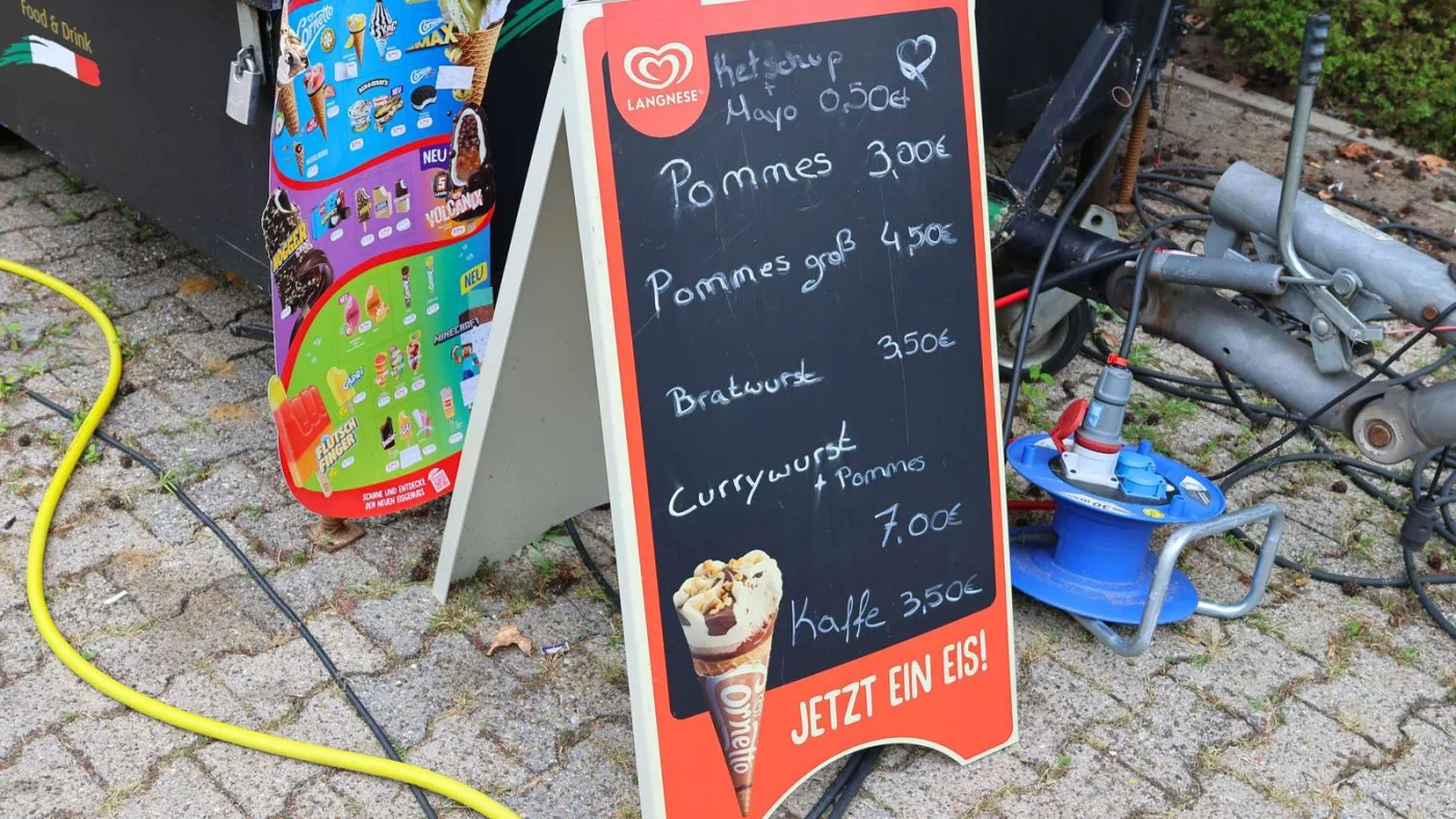 Blick auf das Schild mit Preisen und Angebot.
