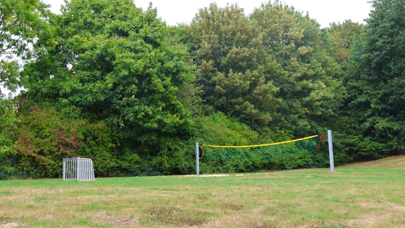 Blick auf den Volleyballplatz mit Fußballtoren.