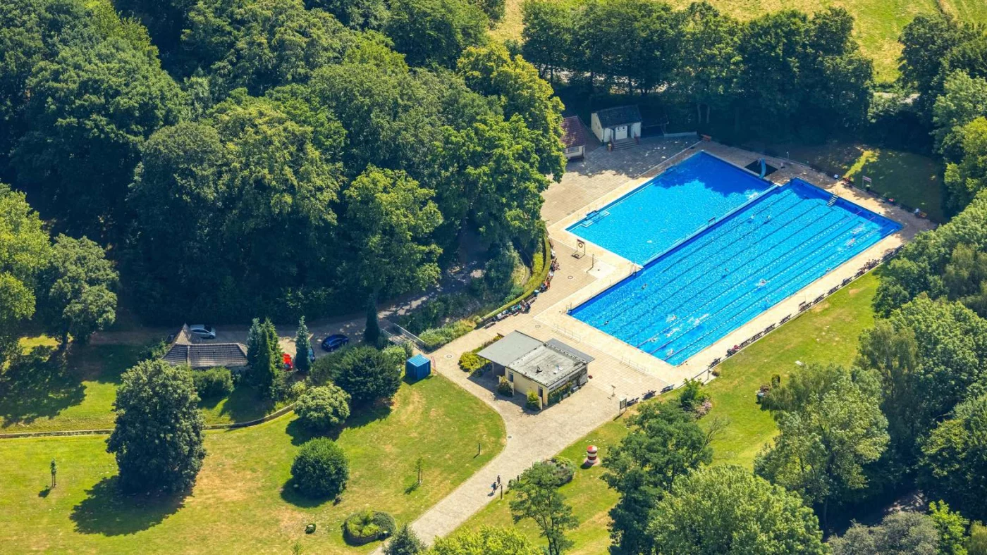 Blick auf ein Luftbild von dem Freibad.