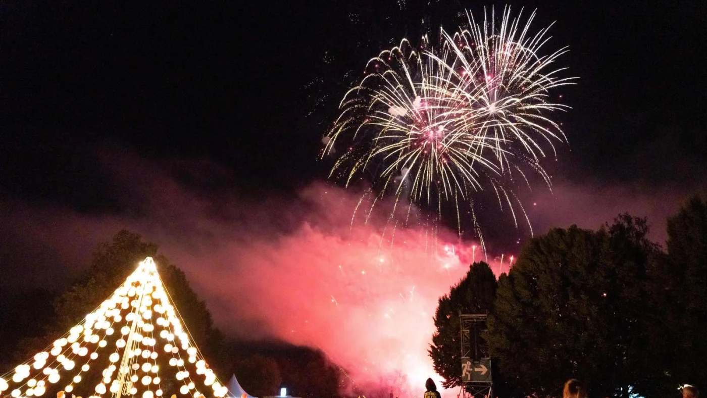 Blick auf Feuerwerk und die leuchtende Pyramide.