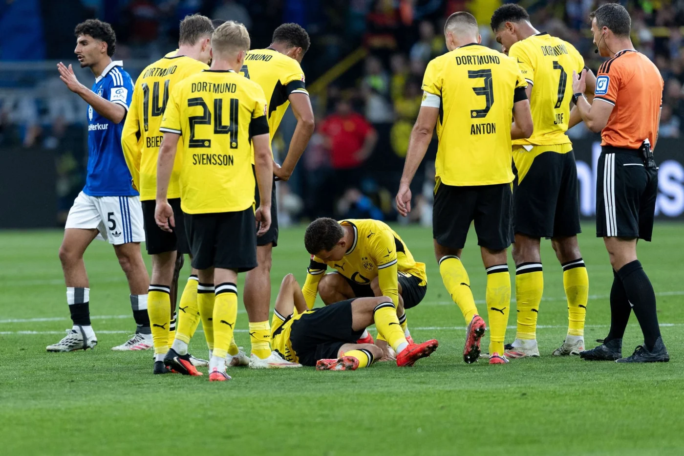 Borussia Dortmunds Giannis Konstantelias liegt verletzt am Boden