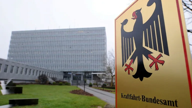Bürogebäude und Schild: Rund 200.000 Fahrzeughalter bekommen Post vom Kraftfahrt-Bundesamt.