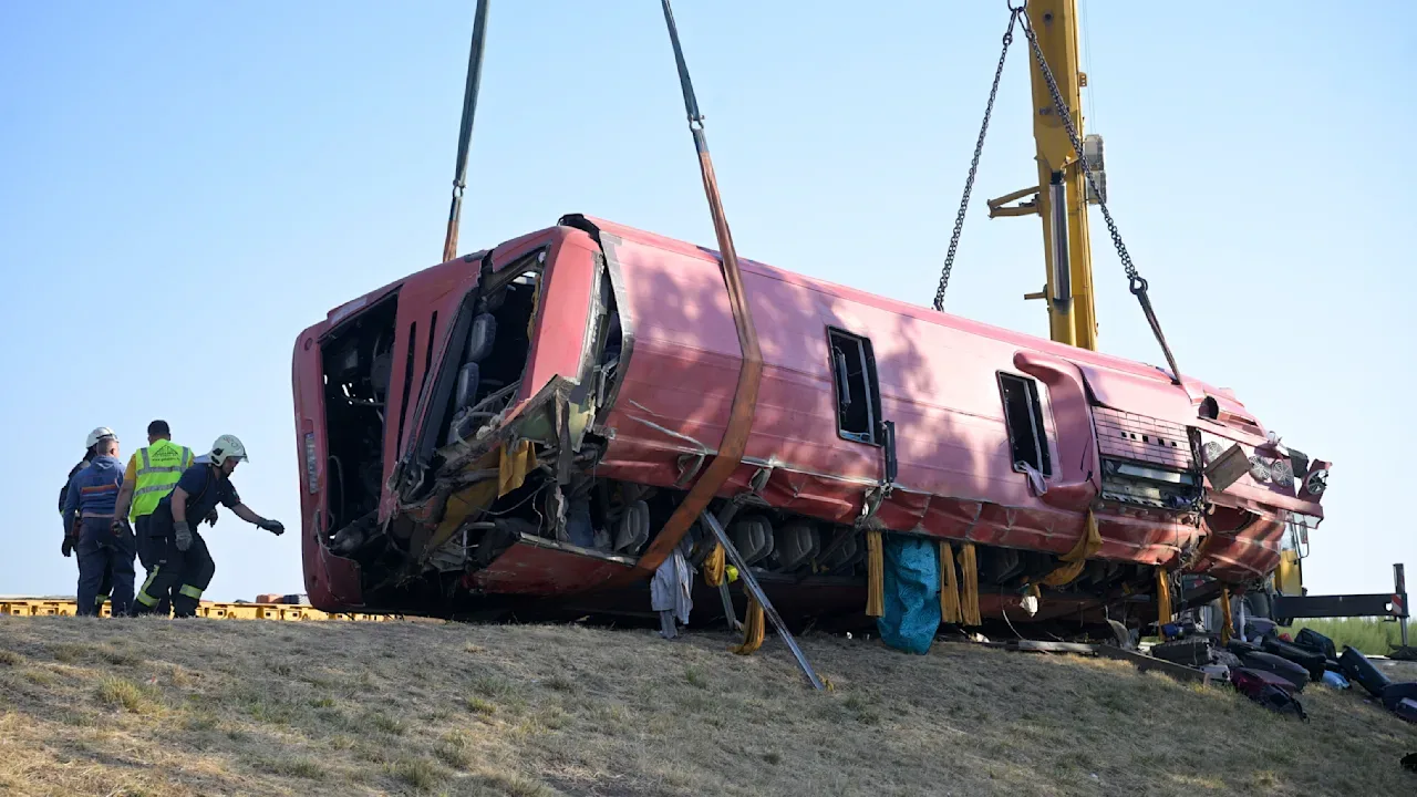 Busunglück in Ungarn: Zwölf Tote nach schwerem Unfall auf der M3