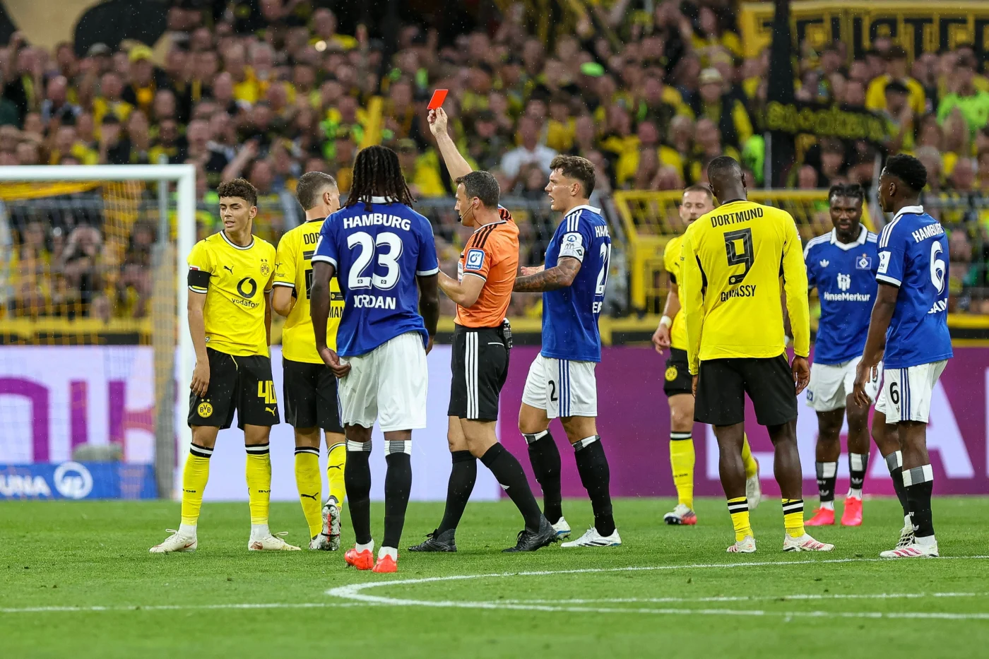 BVB-Profi Samuele Inácio (l.) kassiert kurz nach seiner Einwechslung die Rote Karte