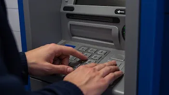 cajero automático, persona joven, transacción, banco, clave, detalle. (Imagen Ilustrativa Infobae)