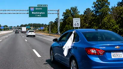 Colgar una tela blanca de la ventana de un coche en movimiento: qué significa y para qué se usa tanto
