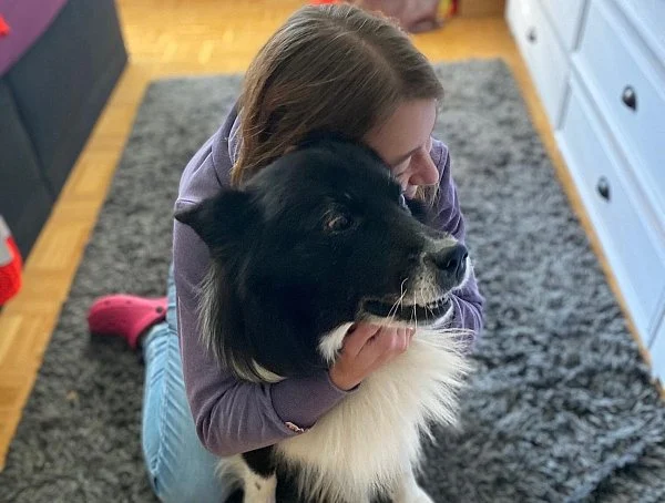 Conny Heß vermisst vor allem die Kuscheleinheiten mit ihrem Hund Quintus. - © Privat