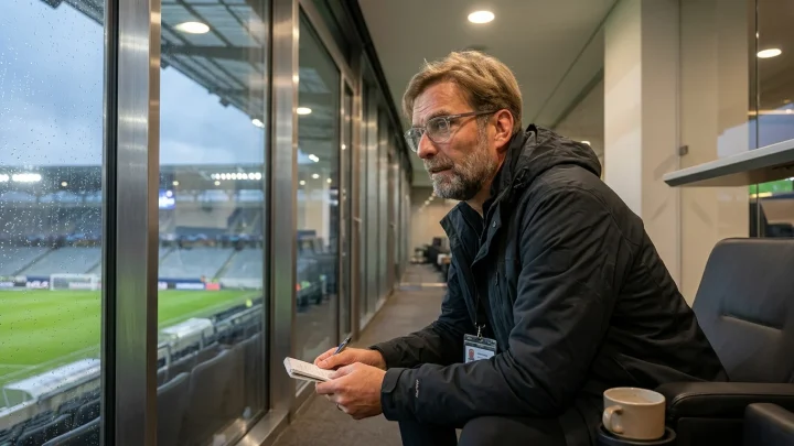 Jürgen Klopp beobachtet das Bundesliga-Eröffnungsspiel zwischen FC Bayern und VfB Stuttgart