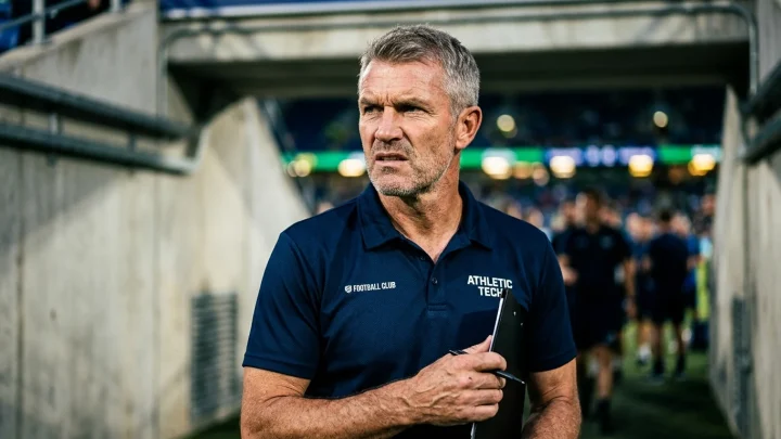 Frank Schmidt während einer Pressekonferenz beim 1. FC Heidenheim.