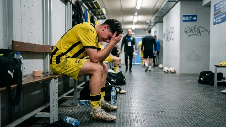 Schiedsrichter Felix Zwayer zeigt Samuele Inacio die Rote Karte