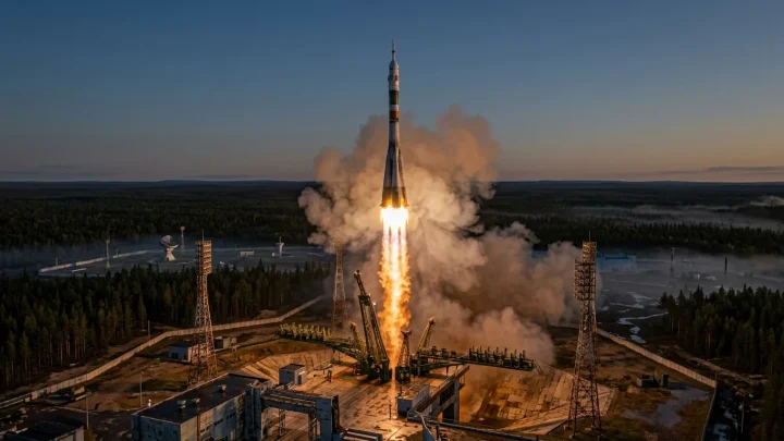 Start einer russischen Sojus-Rakete vom Weltraumbahnhof Plessezk