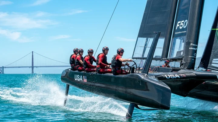 Ein F50-Katamaran in voller Fahrt bei der SailGP-Regatta.