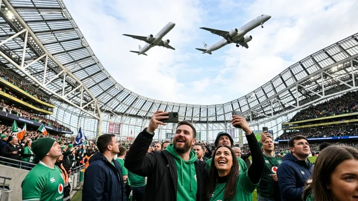 Flugzeuge im Tiefflug über einem Sportstadion