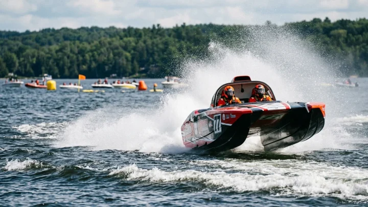 Speedboot bei einem Hochgeschwindigkeitsrennen auf dem Wasser
