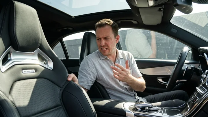 AMG-Emblem auf einem Autositz von Mercedes-Benz