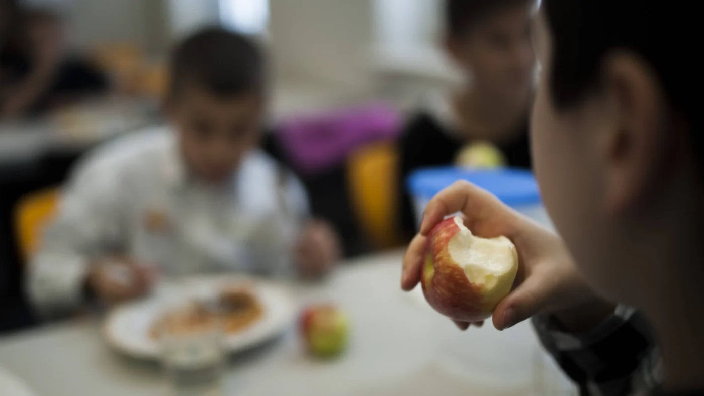 Dank der langjährigen Unterstützung des Gewinnerpaares sparten die Familien fast 300 Euro pro Kind und Jahr, während die Schüler von wöchentlichen Bio-Menüs sowie frischem Obst profitierten