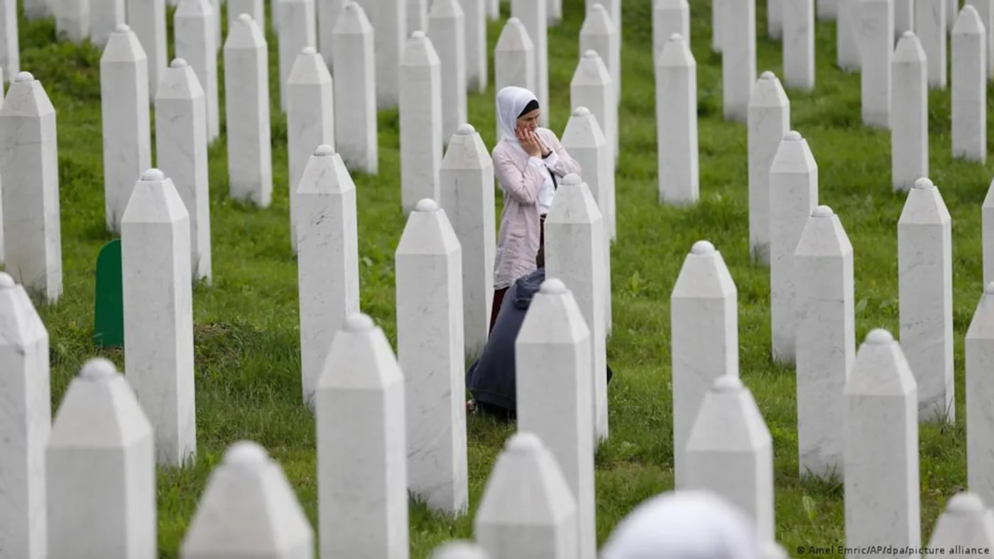 Das Srebrenica Memorial im bosnischen Ort Potocari südlich von Srebrenica: eine Frau zwischen den Grabmalen der Opfer des Völkermordes