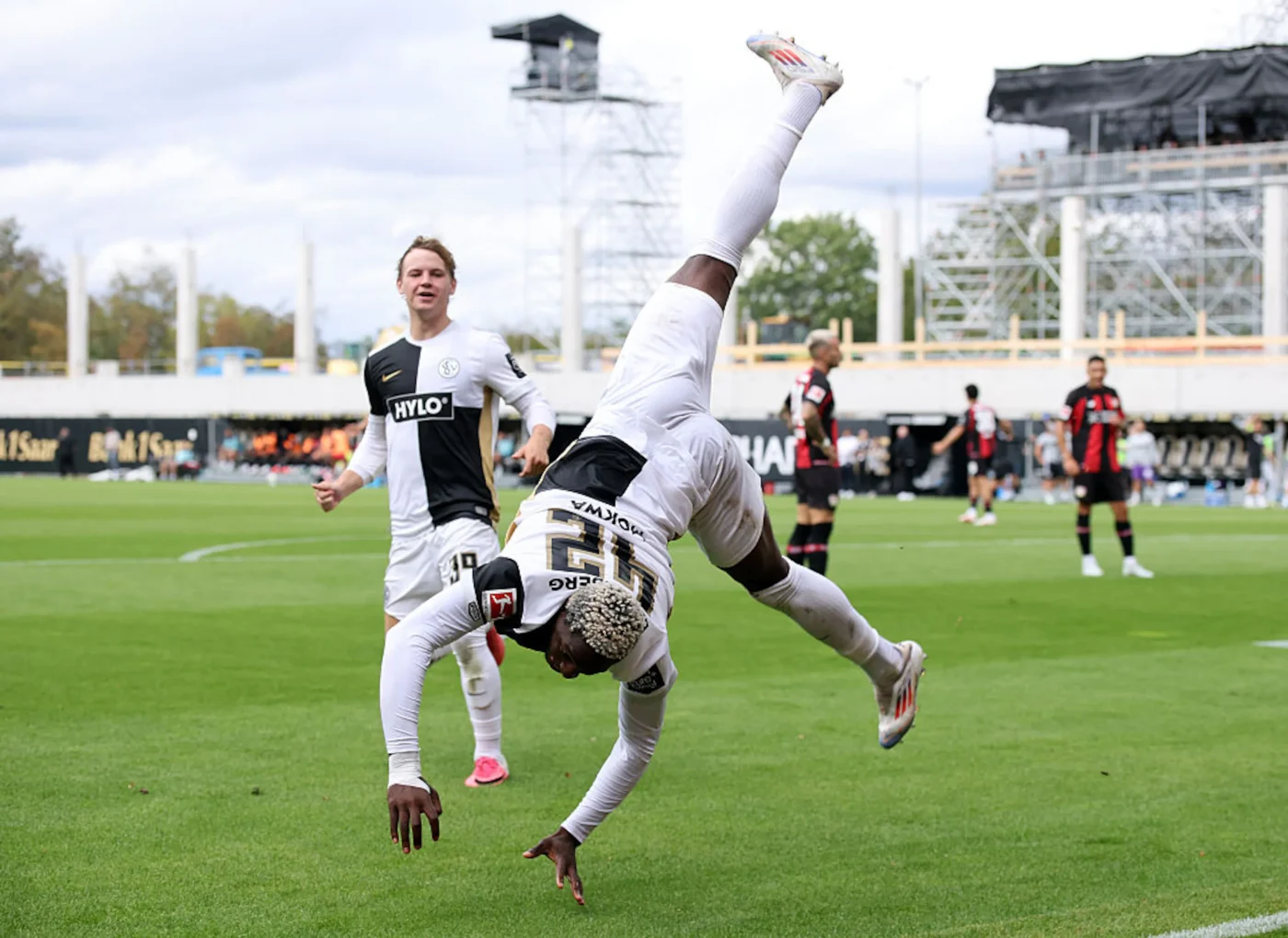 David Mokwa feiert gegen Leverkusen per Flick-Flack