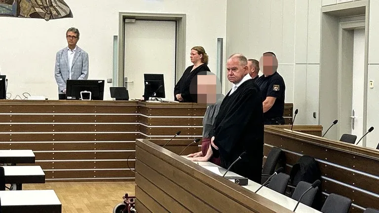 Der Angeklagte und sein Verteidiger im Koblenzer Gerichtssaal zu Beginn des Mordprozesses um die getötete Amy Lopez