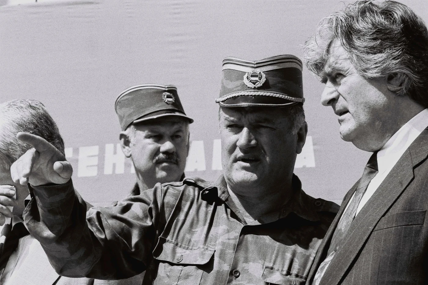 Der bosnisch-serbische General Ratko Mladic (M) im Gespräch mit dem bosnisch-serbischen Präsidenten Radovan Karadzic (r) in der bosnischen Stadt Banja Luka im Jahr 1994. Der wegen Kriegsverbrechen verurteilte bosnisch-serbische Ex-General Ratko Mladic ist im internationalen Trakt des Gefängnisses in Den Haag gestorben, wie die serbische Staatssekretärin für Menschenrechte, Pavicevic, unter Berufung auf die Familie von Mladic nach Angaben der staatlichen Nachrichtenagentur Tanjug mitteilte. (s/w)