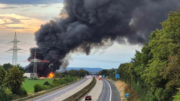 Der Brand ist neben der Autobahn A61